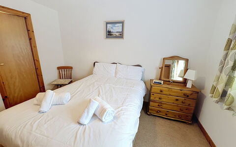 Glencarr: Seng, Soveværelse, Træ, Etage, Sengetøj, Møbel, Sengetøj, Gulvbelægning, Indretning, Bed Frame