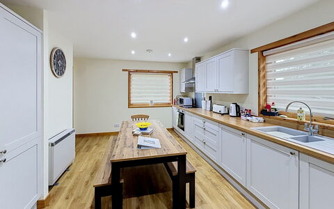 Glencarr: Indretning, Møbel, Gulvbelægning, Træ, Loft, Etage, Køkken, Countertop, Værelse, Belysning