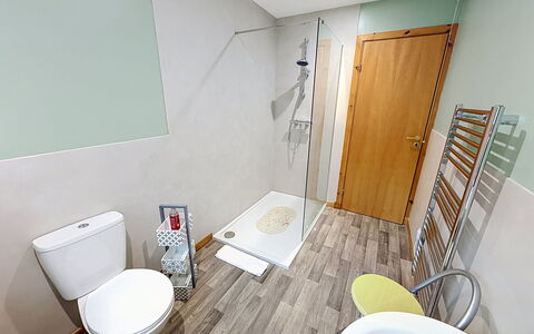 Glencarr: Gulvbelægning, Etage, Sanitærarmatur, Badeværelse, Toiletbræt, Indretning, Toilet, Vvs, Flise, Tap