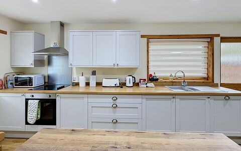 Glencarr: Køkken, Møbel, Countertop, Køkken Apparat, Cabinetry, Indretning, Træ, Gulvbelægning, Husholdningsapparat, Større Bandage