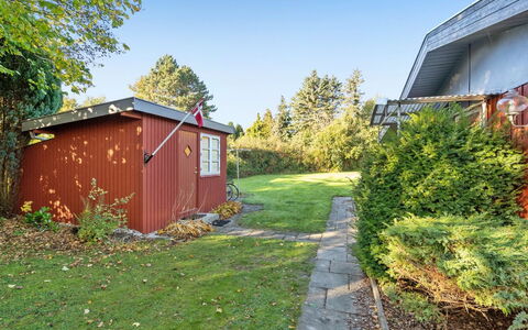 Aasta - 500M from the Sea: Busk, Have, Land Lot, Landdistrikt, Bunddække, Sommerhus, Lawn, Backyard, Garden Bygninger, Gård