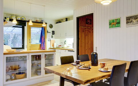 Aasta - 500M from the Sea: Møbel, Indretning, Gulvbelægning, Træ, Loft, Lysarmatur, Køkken, Etage, Værelse, Countertop