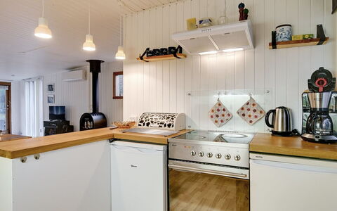 Aasta - 500M from the Sea: Køkken Apparat, Køkken, Større Bandage, Træ, Countertop, Gulvbelægning, Indretning, Loft, Husholdningsapparat, Værelse