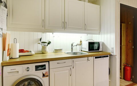 Aasta - 500M from the Sea: Større Bandage, Køkken Apparat, Vaskemaskine, Countertop, Køkken, Indretning, Træ, Gulvbelægning, Cabinetry, Tørretumbler