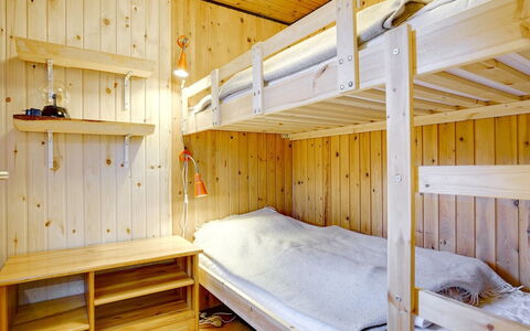 Aasta - 500M from the Sea: Træ, Køjeseng, Soveværelse, Indretning, Seng, Gulvbelægning, Etage, Loft, Bed Frame, Sengetøj