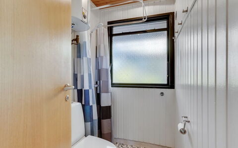 Aasta - 500M from the Sea: Sanitærarmatur, Badeværelse, Gulvbelægning, Indretning, Etage, Toilet, Vvs, Toiletbræt, Tap, Værelse
