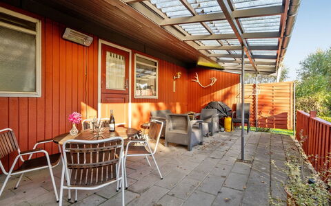 Aasta - 500M from the Sea: Træ, Møbel, Bejdse, Udendørs Møbler, Stol, Dør, Veranda, Hårdttræ, Sommerhus, Skygge