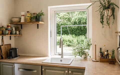 Bine - 200M from the Sea: Indretning, Countertop, Blomsterkrukke, Køkken, Belysning, Stueplante, Møbel, Hjem, Køkken Apparat, Cabinetry