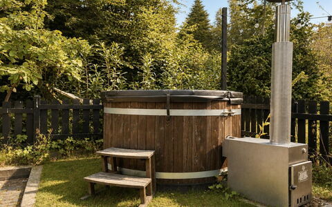 Bine - 200M from the Sea: Træ, Have, Hårdttræ, Bejdse, Backyard, Sanitærarmatur, Udendørs Struktur, Gård, Bjælkehytte, Garden Bygninger
