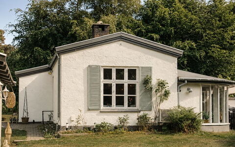Bine - 200M from the Sea: Bygning, Vindue, Hus, Tag, Hjem, Facade, Boligområde, Sommerhus, Busk, Dør