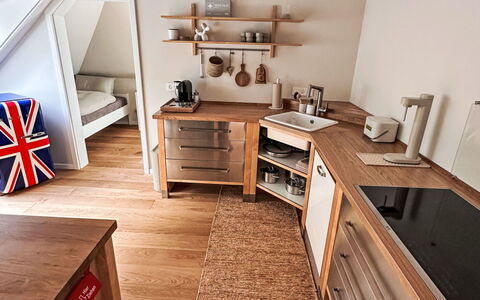 The Oak Suite: Møbel, Indretning, Gulvbelægning, Træ, Etage, Loft, Belysning, Værelse, Køkken Apparat, Køkken
