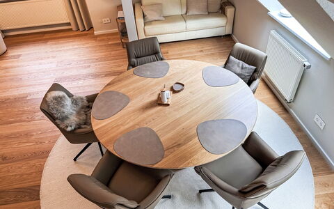 The Oak Suite: Møbel, Indretning, Gulvbelægning, Etage, Træ, Stol, Bord, Belysning, Brun, Stue