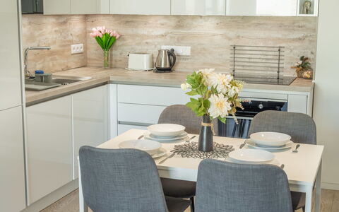 Smichov Kosire Jinonice 1: Møbel, Indretning, Countertop, Gulvbelægning, Køkken, Træ, Cabinetry, Køkken Apparat, Hjem, Bord