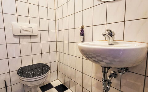 Marktblick: Væg, Sanitærarmatur, Badeværelse, Vvs, Gulvbelægning, Etage, Badeværelsesvask, Toiletbræt, Toilet, Flise