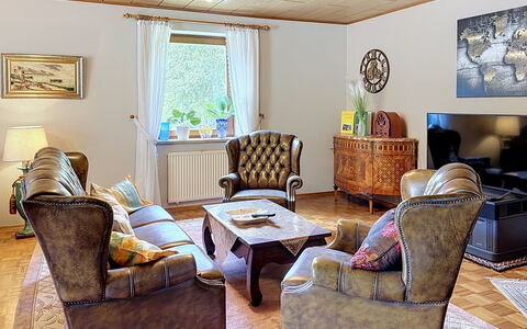 Janike: Møbel, Indretning, Gulvbelægning, Couch, Træ, Etage, Værelse, Loft, Bord, Stue
