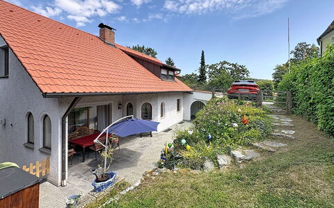 Janike: Hus, Tag, Busk, Hjem, Boligområde, Sommerhus, Dør, Estate, Have, Indkørsel