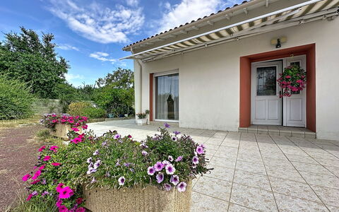 La Toulière: Blomst, Busk, Hus, Hjem, Have, Dør, Sommerhus, Landscaping, Gård