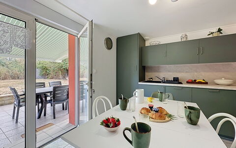 La Toulière: Indretning, Gulvbelægning, Køkken, Møbel, Countertop, Loft, Etage, Køkken & Spisebord, Stol, Hjem