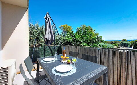 Les Terrasses des Hautsdefonsainte: Møbel, Udendørs Møbler, Stol, Skygge, Udendørs Bord, Altan, Dæk, Hegn, Køkken & Spisebord, Hårdttræ