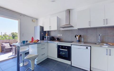 Les Terrasses des Hautsdefonsainte: Køkken, Countertop, Større Bandage, Gulvbelægning, Køkken Apparat, Cabinetry, Indretning, Etage, Møbel, Lejlighed