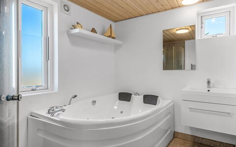 Tuva - 3.5Km from the Sea: Sanitærarmatur, Badekar, Badeværelse, Indretning, Gulvbelægning, Loft, Tap, Etage, Håndvask, Vvs