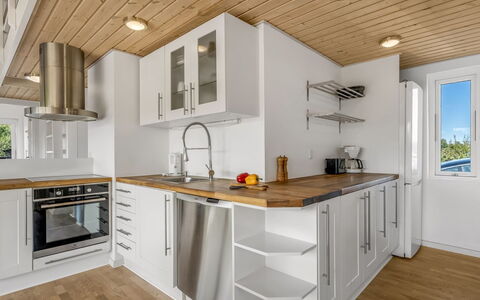 Tuva - 3.5Km from the Sea: Køkken, Countertop, Gulvbelægning, Køkken Apparat, Cabinetry, Indretning, Møbel, Træ, Etage, Større Bandage
