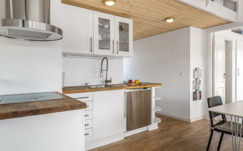 Tuva - 3.5Km from the Sea: Køkken, Gulvbelægning, Møbel, Indretning, Countertop, Træ, Etage, Loft, Køkken Apparat, Cabinetry