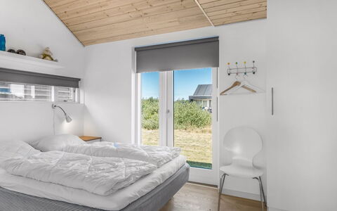 Tuva - 3.5Km from the Sea: Indretning, Træ, Soveværelse, Loft, Møbel, Seng, Gulvbelægning, Etage, Belysning, Hjem