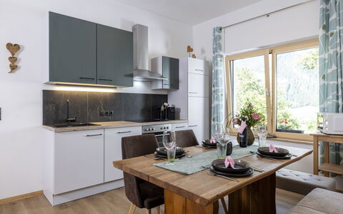 Eberharter am Schweinberg: Møbel, Indretning, Køkken, Countertop, Gulvbelægning, Køkken Apparat, Træ, Stol, Cabinetry, Loft