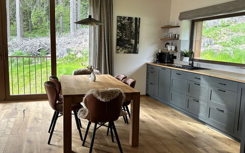 Rebelka: Møbel, Gulvbelægning, Indretning, Træ, Etage, Countertop, Cabinetry, Trægulve, Køkken & Spisebord, Køkken