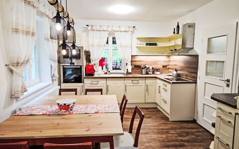 Sára: Møbel, Indretning, Gulvbelægning, Træ, Køkken, Etage, Countertop, Trægulve, Cabinetry, Loft