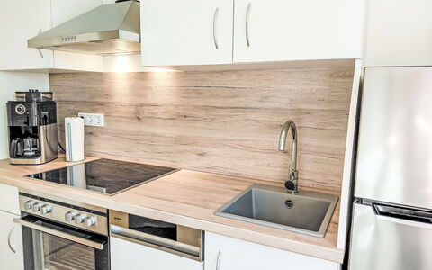 Herzwerk Schwalenberg: Countertop, Køkken, Køkken Apparat, Træ, Gulvbelægning, Cabinetry, Større Bandage, Indretning, Etage, Håndvask