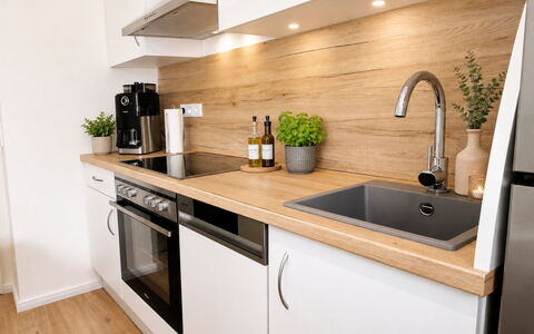Herzwerk Schwalenberg: Countertop, Køkken, Gulvbelægning, Træ, Køkken Apparat, Cabinetry, Sanitærarmatur, Håndvask, Møbel, Indretning