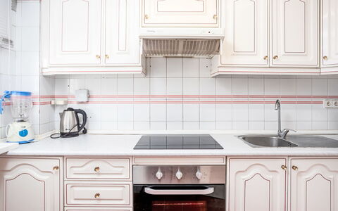 Los Arcos: Køkken, Cabinetry, Indretning, Countertop, Gulvbelægning, Større Bandage, Køkken Apparat, Hjem, Værelse, Skab