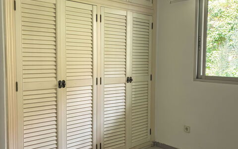 Los Arcos: Dør, Møbel, Skab, Værelse, Garderobe, Cabinetry, Bejdse, Hårdttræ, Design, Home Dør