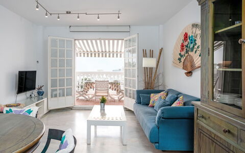 Los Arcos: Møbel, Indretning, Gulvbelægning, Etage, Træ, Couch, Bord, Stol, Stue, Loft
