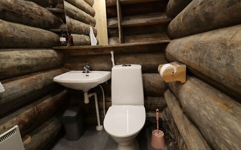 Nelostupa a: Træ, Toiletbræt, Gulvbelægning, Etage, Hårdttræ, Toilet, Bejdse, Sanitærarmatur, Naturmateriale, Trægulve