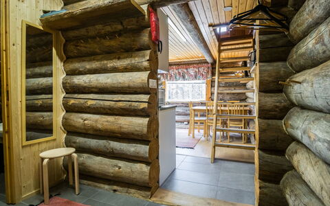 Nelostupa C: Træ, Loft, Gulvbelægning, Etage, Indretning, Møbel, Værelse, Bjælkehytte, Hårdttræ, Bejdse