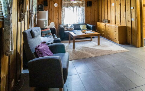 Nelostupa C: Møbel, Indretning, Træ, Gulvbelægning, Etage, Loft, Couch, Stue, Værelse, Belysning