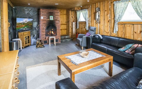 Nelostupa C: Møbel, Træ, Loft, Indretning, Gulvbelægning, Etage, Hjem, Stue, Belysning, Couch