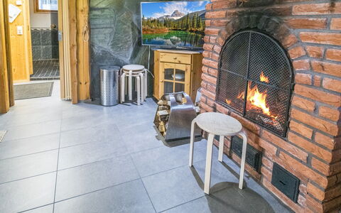 Nelostupa C: Træ, Møbel, Loft, Stue, Hearth, Stol, Couch, Kaffebord, Hårdttræ, Bejdse