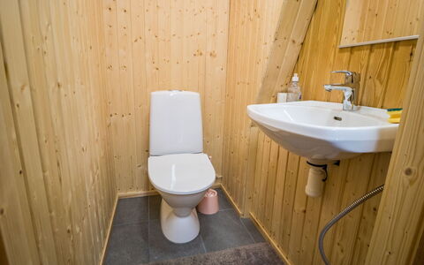 Nelostupa C: Gulvbelægning, Etage, Træ, Toiletbræt, Toilet, Sanitærarmatur, Indretning, Badeværelse, Værelse, Bejdse