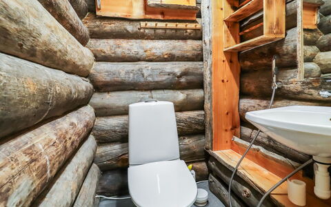 Nelostupa D: Træ, Gulvbelægning, Hårdttræ, Bejdse, Bjælkehytte, Naturmateriale, Sanitærarmatur, Toiletbræt, Vvs, Planke