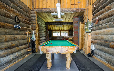 Nelostupa D: Træ, Gulvbelægning, Loft, Etage, Indretning, Billardbord, Pool, Opholdsrum, Bejdse
