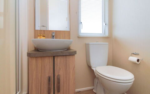 Willow'S Retreat: Toiletbræt, Toilet, Badeværelse, Sanitærarmatur, Træ, Badeværelsesvask, Gulvbelægning, Etage, Håndvask, Indretning