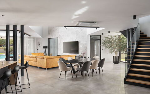 Villa H2: Gulvbelægning, Etage, Indretning, Møbel, Loft, Stol, Flise, Stue