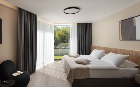 Villa H2: Indretning, Etage, Gulvbelægning, Soveværelse, Loft, Seng, Værelse, Hjem, Møbel, Lejlighed