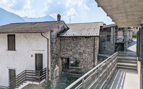 Fontanella Mountain Home: Væg, Arkitektur, Kompositmateriale, Beton, Altan, Gelænder, Bjerglandsby, Dagslys, Trappe