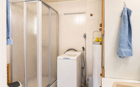 Lyckan: Gulvbelægning, Etage, Sanitærarmatur, Indretning, Værelse, Vaskemaskine, Vvs, Toilet, Badeværelse, Lejlighed