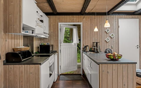 Hardina - 1Km from the Sea: Træ, Køkken, Møbel, Countertop, Køkken Apparat, Husholdningsapparat, Større Bandage, Cabinetry, Bejdse, Hårdttræ